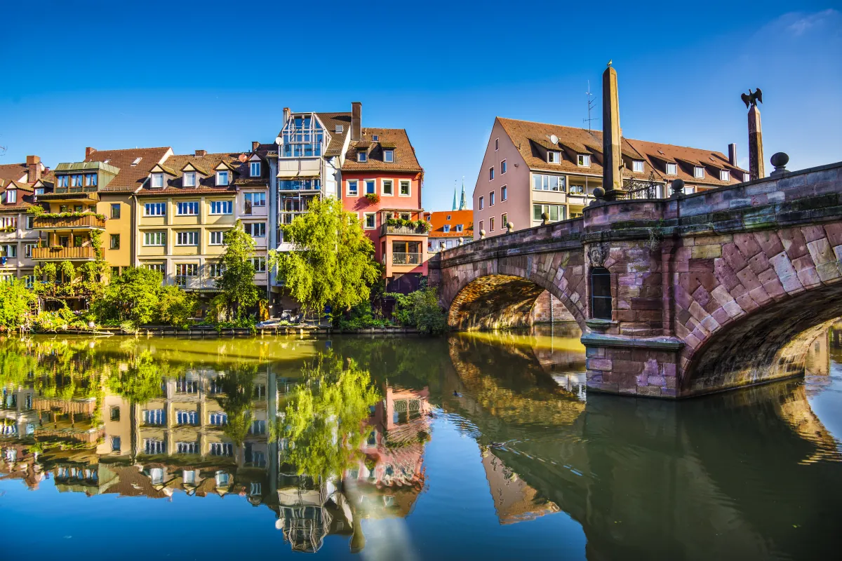 Nürnberg eski kentinde Pegnitz Nehri, taş köprü ve renkli tarihi binalar